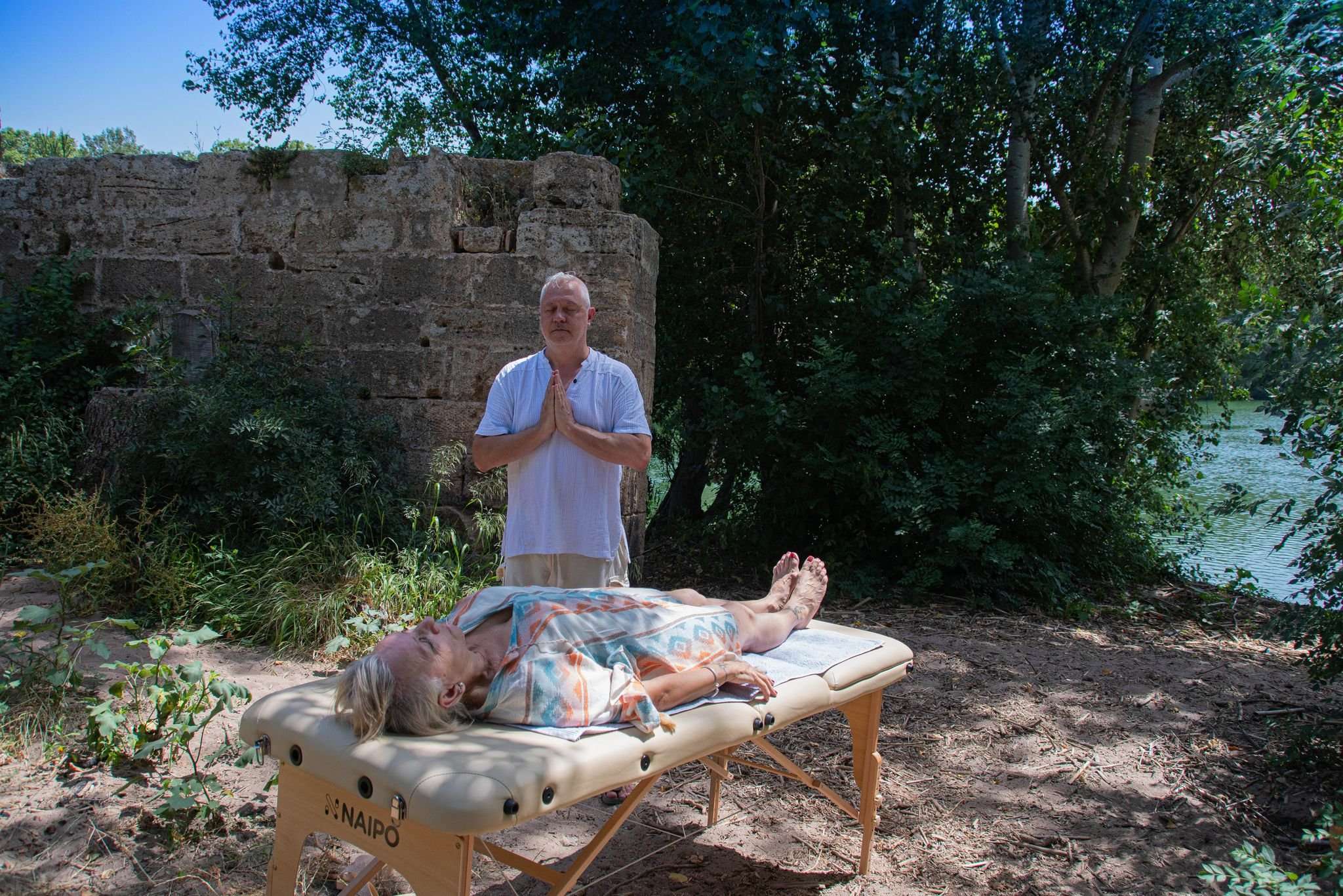 Reiki-Détente-Gassho : un oasis de calme et de régénération. Ce nom incarne l'union harmonieuse du Reiki et de la détente, tandis que "Gassho" rappelle le geste de gratitude et de connexion profonde. Dans cet espace, laissez-vous envelopper par l'énergie bienfaisante du Reiki, invitant à la relaxation et à l'équilibre intérieur. C'est un lieu où le corps, l'esprit et l'âme se rejoignent dans une communion sacrée, offrant un refuge pour la guérison et le renouveau.